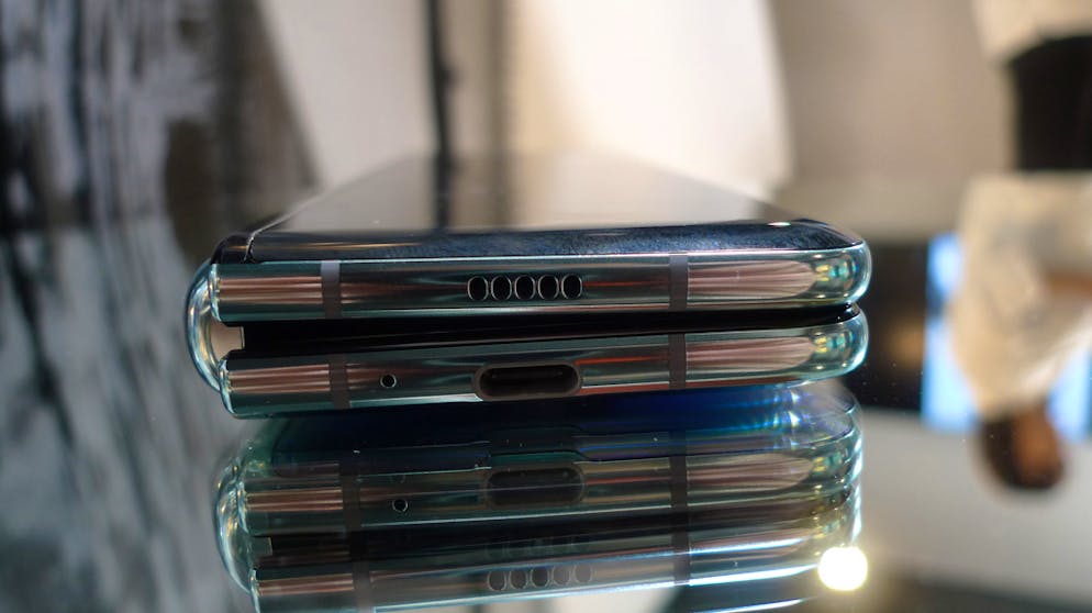 Um das Scharnier des Galaxy Fold herum können offenbar Fremdkörper eindringen.