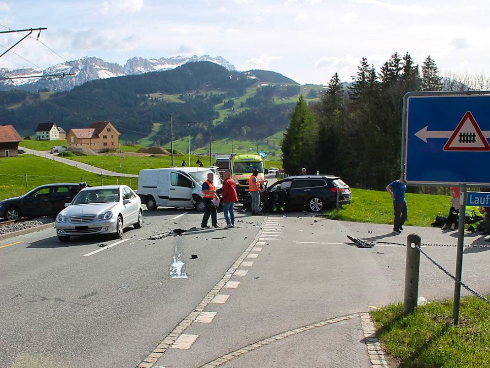 Beim Auffahrunfall zwischen Appenzell und Meistersrüte wurden vier Personen verletzt. Weil ein Auto das Geleise der Appenzeller Bahn blockierte, kam es zu einem zweistündigen Bahnunterbruch.