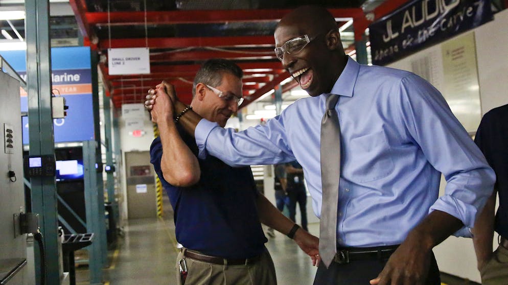 Präsidentschaftsanwärter der US-Demokraten. Wayne Messam (44, rechts): Als Bürgermeister von Miramar in Florida hebt er seine Erfahrung hervor, für Regulierungen der Regierung zum Schutz der Umwelt einzutreten und gleichzeitig Unternehmen Spielraum für Wachstum zu geben. Sein Name ist bisher kaum bekannt.