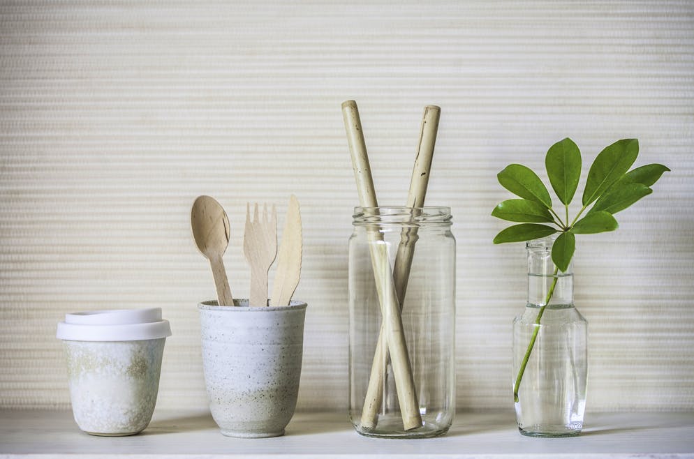Glasbehälter und Strohhalme aus Bambus sind eine Alternative zu Plastik.