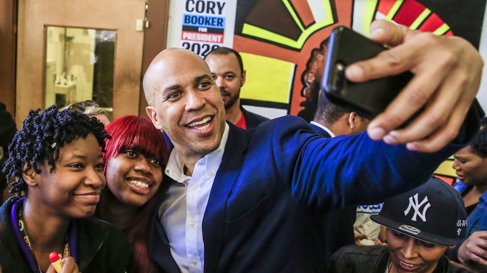 Präsidentschaftsanwärter der US-Demokraten. Cory Booker (49): Seine Sporen verdiente sich Booker als Bürgermeister der Stadt Newark. Aktuell ist er US-Senator für den Staat New Jersey. In einer Zeit tiefer politischer Gräben könnte seine optimistische Botschaft der nationalen Eintracht und Versöhnung bei Wählern gut ankommen.