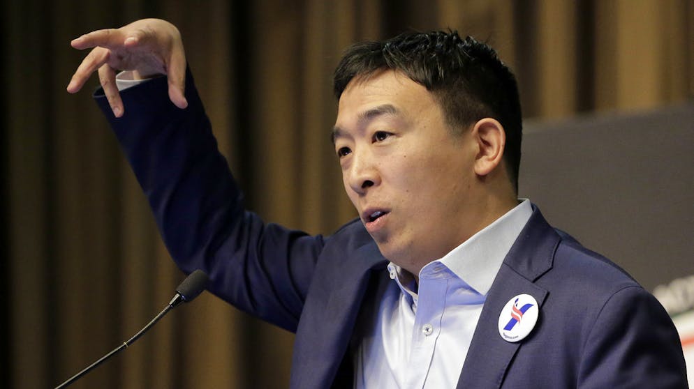 Präsidentschaftsanwärter der US-Demokraten. Andrew Yang (44): Der Unternehmer hat mit seinem Vorschlag für Aufsehen gesorgt, ein allgemeines Grundeinkommen für Amerikaner einzuführen, so dass jeder 1000 Dollar pro Monat bekommt. Grösste Stärke ist seine robuste politische Agenda. Ausserdem gilt er als technik- und computererfahren.