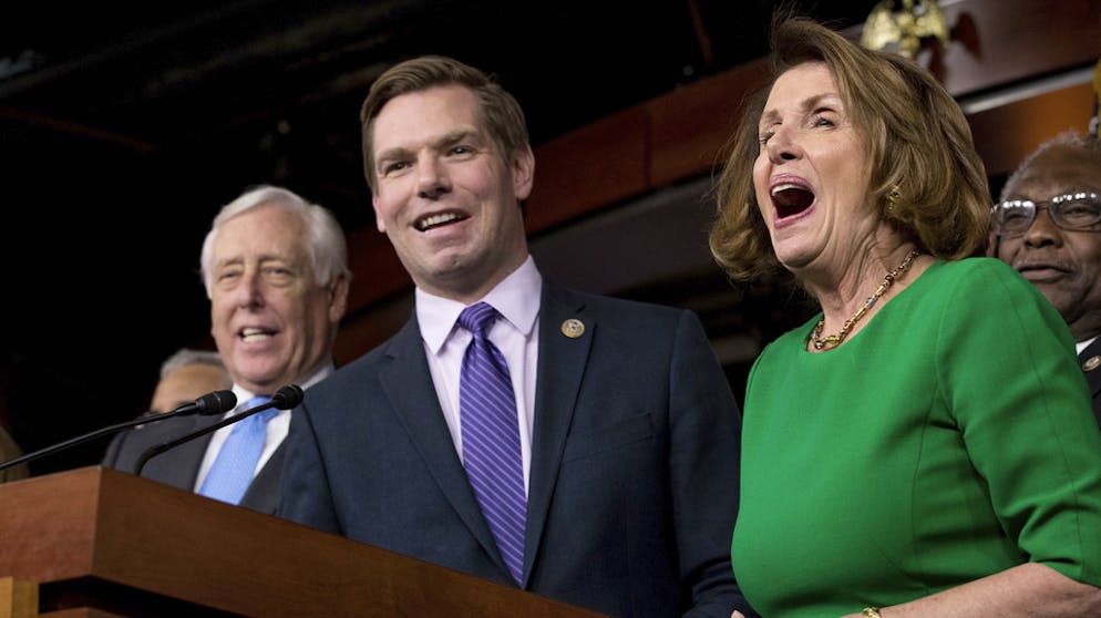 Präsidentschaftsanwärter der US-Demokraten. Eric Swalwell (38, Mitte): In den Fernsehnachrichten ist der Kongressabgeordnete aus Kalifornien häufig dabei zu sehen, wie er Trump kritisiert. Swalwell kennt sich mit Medien aus und hat eine jugendliche Aura, die jungen Wählern gefallen könnte. Sein Name ist bisher wenig bekannt.