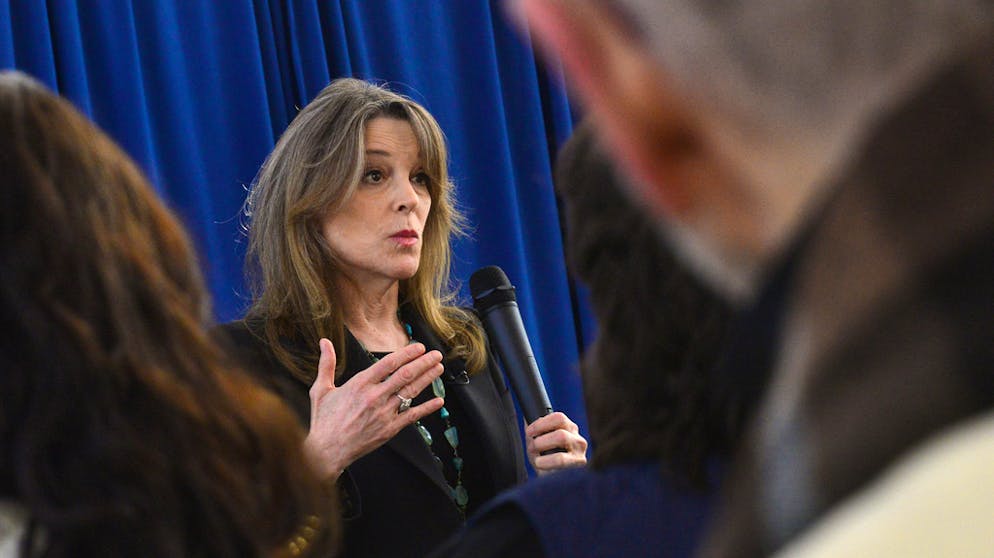 Präsidentschaftsanwärter der US-Demokraten. Marianne Williamson (66): Williamson ist spirituelle Lehrerin, Autorin, Unternehmerin und Aktivistin. Sie ist eine Aussenstehende, die Wähler anziehen könnte, die ihre Bücher lieben, von den viele Bestseller wurden. Ihr Name ist kaum bekannt und sie hat wenig politische Erfahrung.