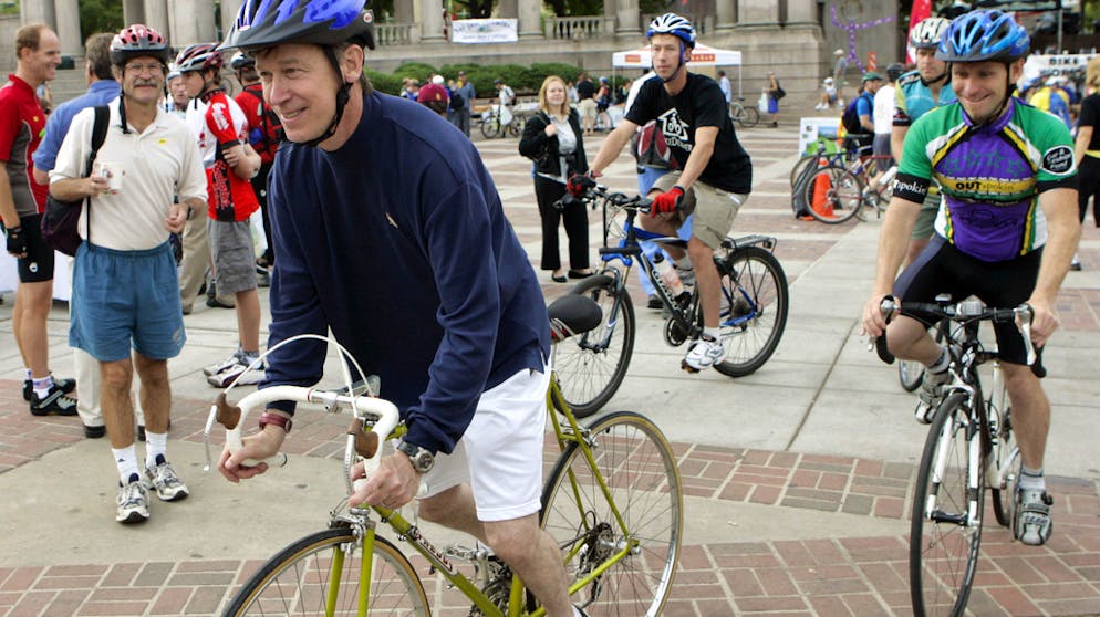 Präsidentschaftsanwärter der US-Demokraten. John Hickenlooper (67): Seine Bekanntheit gründet sich auf einem ungewöhnlichen Lebenslauf. Von einem als schräg geltenden Kneipenbesitzer mauserte er sich spät im Leben zum Politiker – und wurde Gouverneur von Colorado. Er hat Wahlerfolge in einem sogenannten Swing-Staat vorzuweisen.