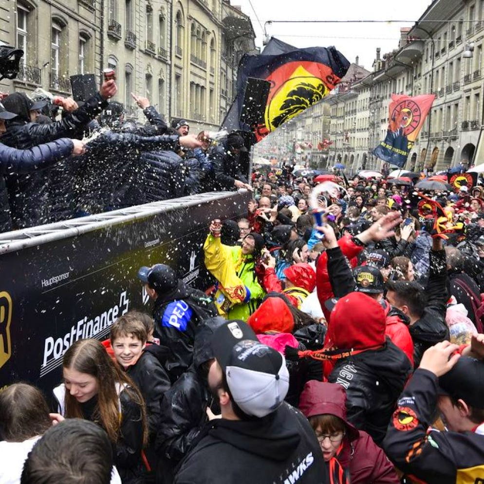 SCB-Spieler lassen sich in den Berner Altstadtgassen von den Fans feiern.