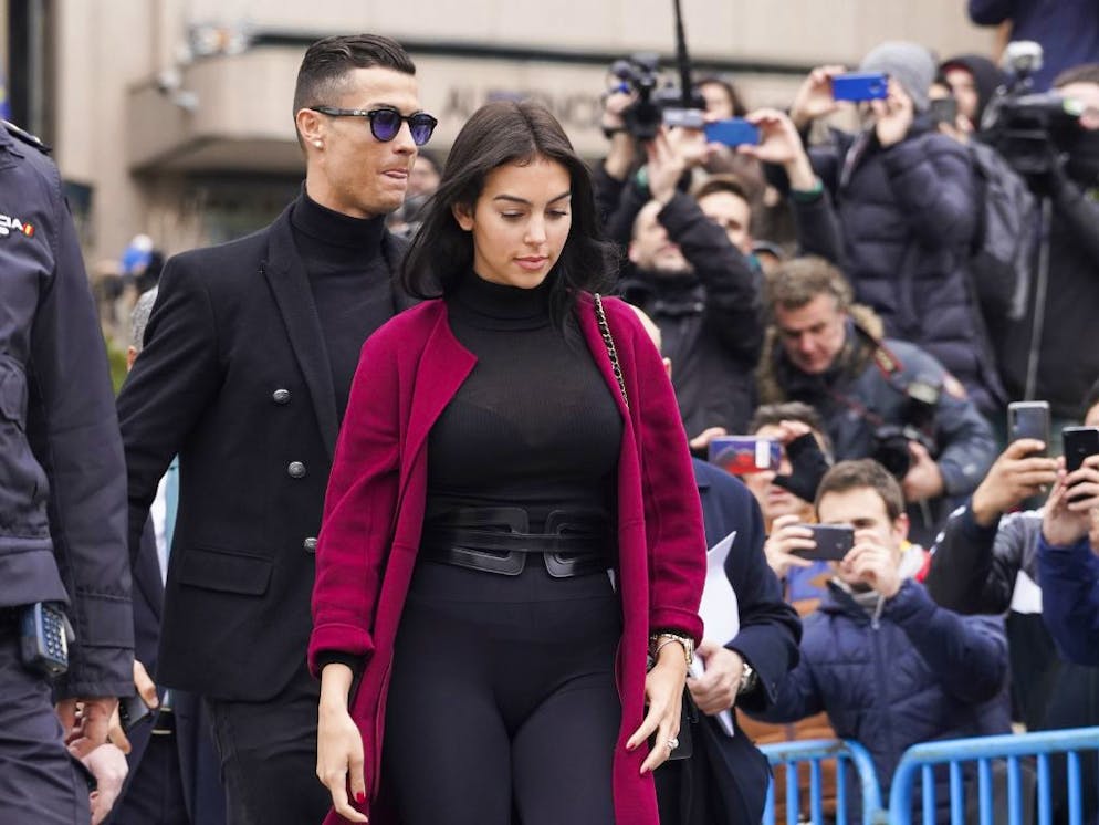 Pancino sospetto: Cristiano Ronaldo, la fidanzata smentisce le voci di una  gravidanza | blue News