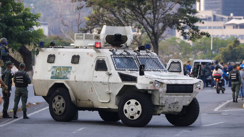 Machtkampf in Venezuela. Der venezolanische Interimspräsident Juan Guaidó will die Machtfrage in dem krisengeschüttelten südamerikanischen Staat endgültig klären – auch mit Hilfe des Militärs.