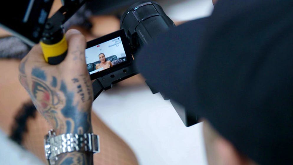 Una videocamera riprende una scena di nudo (foto simbolica).