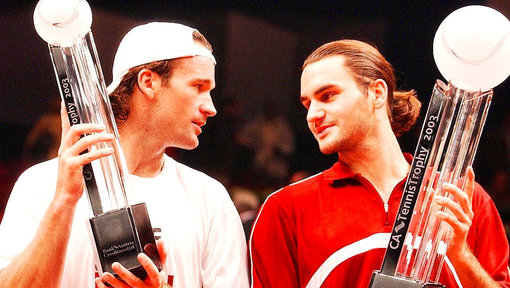 Bildergalerie 103 Titel Roger Federer. In Wien gelingt Federer gegen den routinierten Spanier Carlos Moya die Titelverteidigung dank einem deutlichen 6:3, 6:3, 6:3 im Final. Der Schweizer ist nun zehnfacher ATP-Turniersieger.