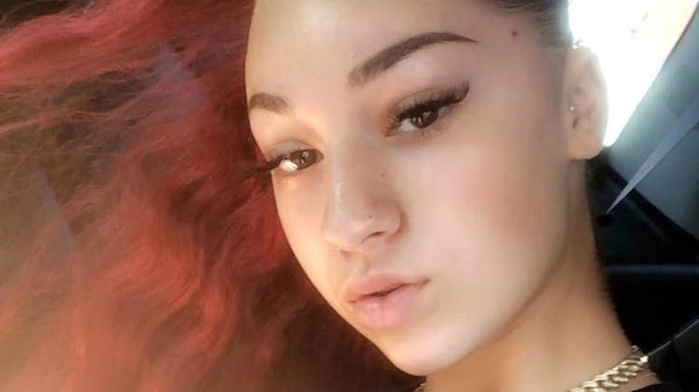 Greta Thunberg & Co.: ces adolescents changent le monde. Originaire de Floride, Danielle Bregoli est apparue en 2016 dans le talk-show américain «Dr. Phil»; son attitude effrontée est longtemps restée dans les mémoires à travers des mèmes et des vidéos sur YouTube. Depuis, l’adolescente de 16 ans a intégré le top 100 des rappeuses sous le nom de scène Bhad Bhabie, est devenue une star de la télé-réalité et a fondé une marque de maquillage