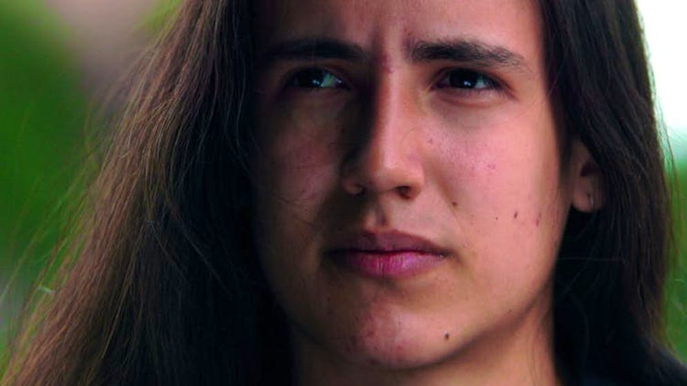 Greta Thunberg & Co.: ces adolescents changent le monde. Boulder, ville du Colorado dont Xiuhtezcatl Martinez est originaire, est un paradis pour les activistes de gauche et écologistes. Le jeune homme de 18 ans s’est véritablement imprégné de l’esprit de son environnement, mène des actions en justice d’envergure contre l’Etat et a diffusé ses messages à travers des écrits, un livre et des textes de rap.