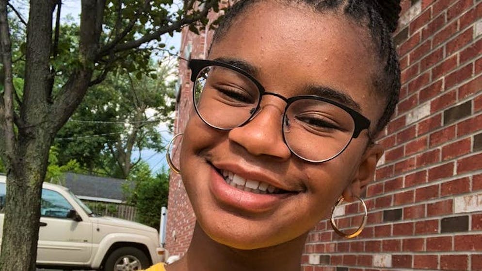 Greta Thunberg & Co.: ces adolescents changent le monde. Marley Dias a constaté que ses livres d’école racontaient toujours l’histoire d’un garçon blanc et de son chien. C’est pourquoi en 2015, elle a lancé à l’âge de dix ans un appel à travers la campagne #1000BlackGirlBooks pour collecter des livres proposant une plus grande diversité. Plusieurs milliers d’ouvrages ont été rassemblés pour les écoles des Etats-Unis et des Caraïbes et d’autres versions standard ont été ont révisées. En 2018, Marley (aujourd’hui âgée de 14 ans) a publié son premier livre.