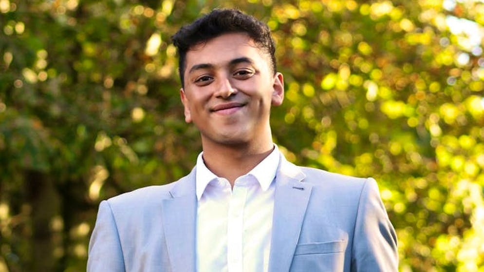 Greta Thunberg & Co.: ces adolescents changent le monde. Une opération à l’oreille dans son enfance a suscité l’intérêt de Krtin Nithiyanandam pour la médecine et les sciences naturelles. Depuis lors, le Britannique semble impossible à arrêter. A 15 ans, il a découvert un anticorps qui détecte la maladie d’Alzheimer à un stade précoce, puis un bioplastique capable de débarrasser l’eau des toxines. Aujourd’hui âgé de 17 ans, il effectue des recherches sur le cancer du sein.