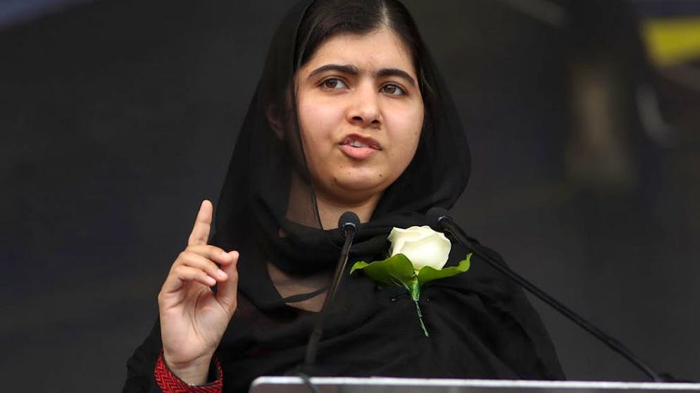 Greta Thunberg & Co.: ces adolescents changent le monde. Malala Yousafzai, qui a grandi au Pakistan sous le règne des talibans, s’est engagée dès un âge précoce pour le droit à l’éducation. Elle a notamment écrit un blog pour la BBC. Malala a survécu à plusieurs attentats, dont un premier survenu en 2012, lors duquel elle a reçu un tir au visage. Elle n’a jamais reculé et a reçu le prix Nobel de la paix en 2014.