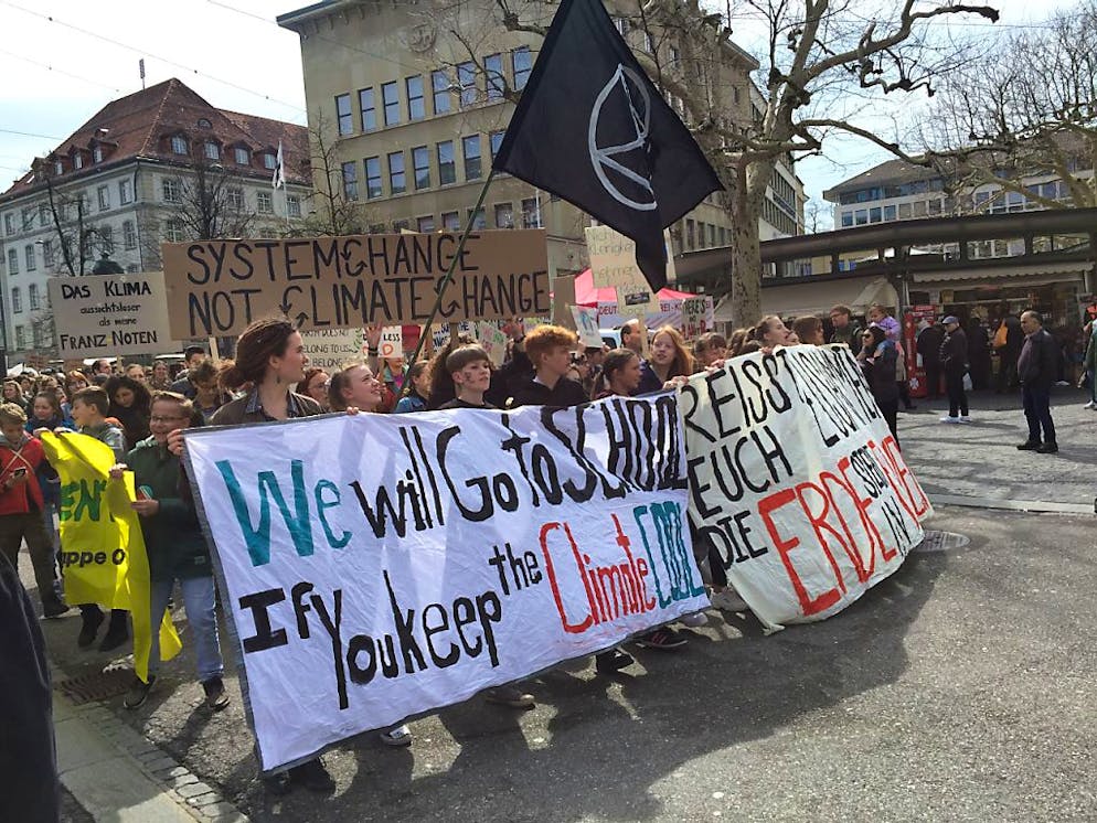 Trotz Ferienbeginn nahmen rund 1500 Jugendliche, Erwachsene und Familien am siebten Klimastreik in St. Gallen teil.