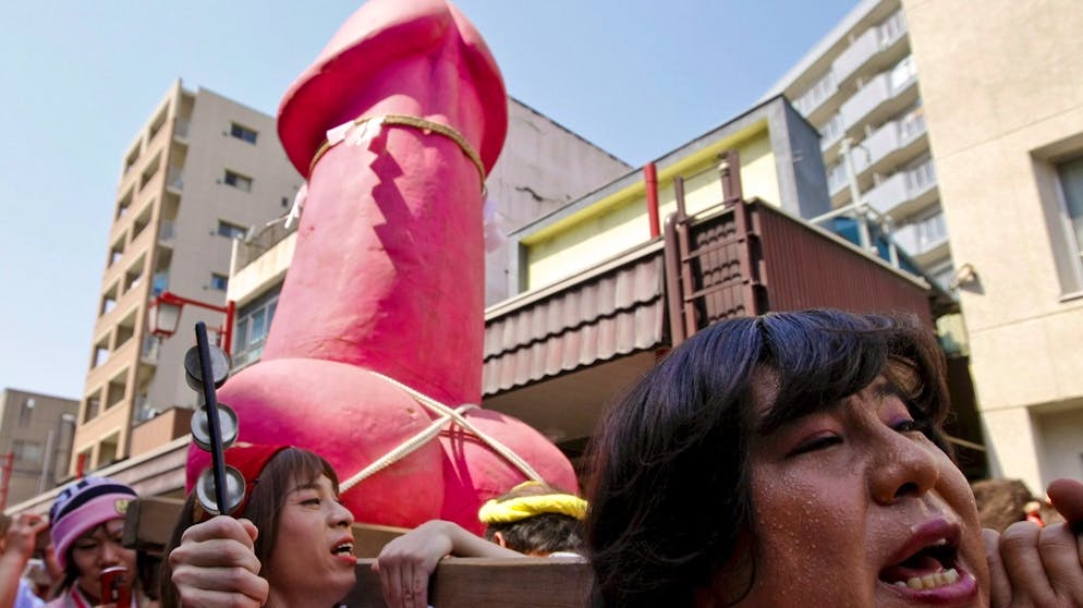 Penisfestival in Japan. Ein riesiger Phallus wird beim Phallus-Festival in Kawasaki durch die Strassen getragen.