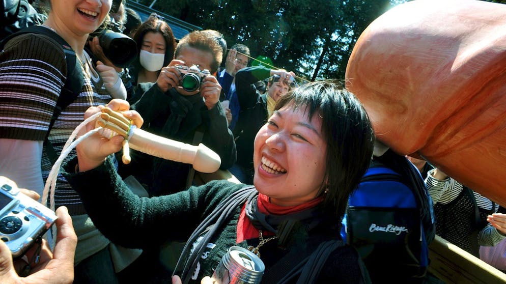 Penisfestival in Japan. Im Ursprung geht es darum, die Götter um Fruchtbarkeit und eine sichere Geburt ihrer Kinder zu bitten.