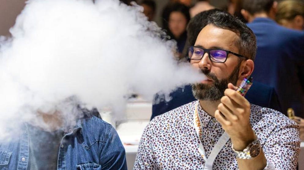 E-Zigaretten sind eine immer beliebter werdene Alternative zu herkömmlichen Kippen. Gesünder sind sie  aber nicht: In den Filtern der Marke Iqos haben Wissenschaftler nun hochgiftige Stoffe nachgewiesen.