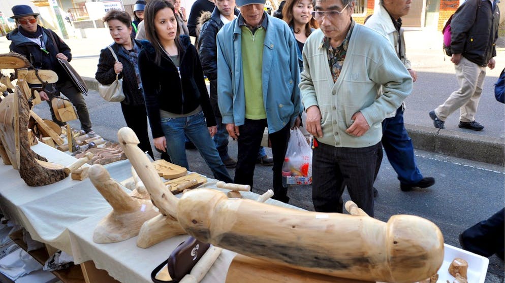 Penisfestival in Japan. Das Festival findet alljährlich zum Frühlingsbeginn auf dem Gelände des Schreins Wakamiya Hachimangu und in den umliegenden Gassen statt.