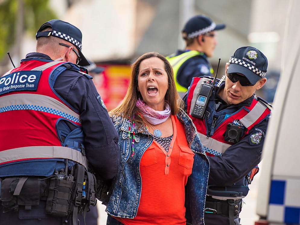 Strassenkreuzung blockiert: In der australischen Metropole Melbourne wird eine militante Tierschützerin von der Polizei weggeführt.