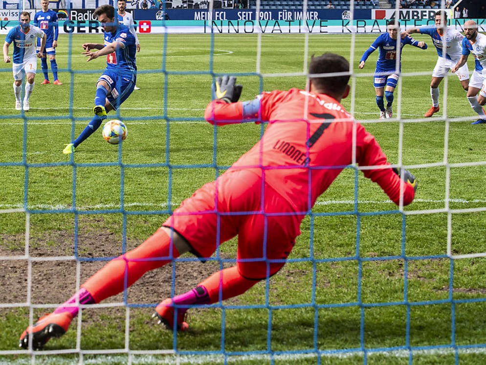 Goalie Heinz Lindner, der beste oder einzig gute Hopper, wehrt den Foulpenalty von Shkelqim Demhasaj ab