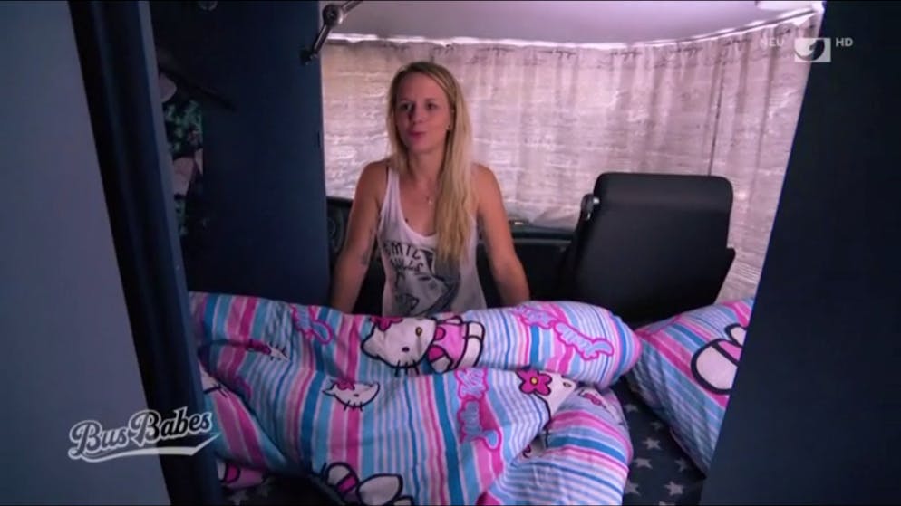 «Bus Babes». Jule steigt in ihr Bett im Bus, um wohlverdient zu schlafen.