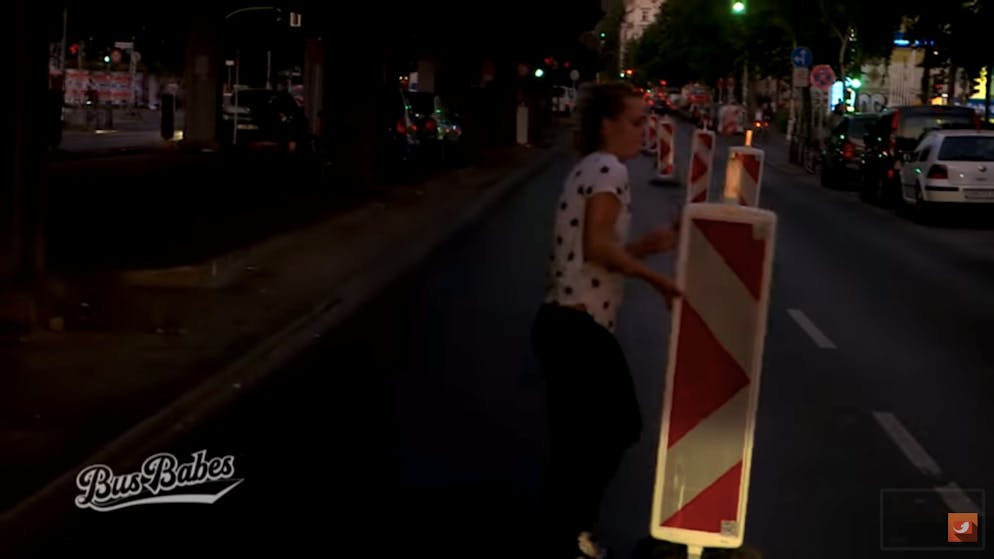 «Bus Babes». In Berlin räumt Jule die Strassen für «Schneewittchen» eigenhändig frei, wenn es sein muss.