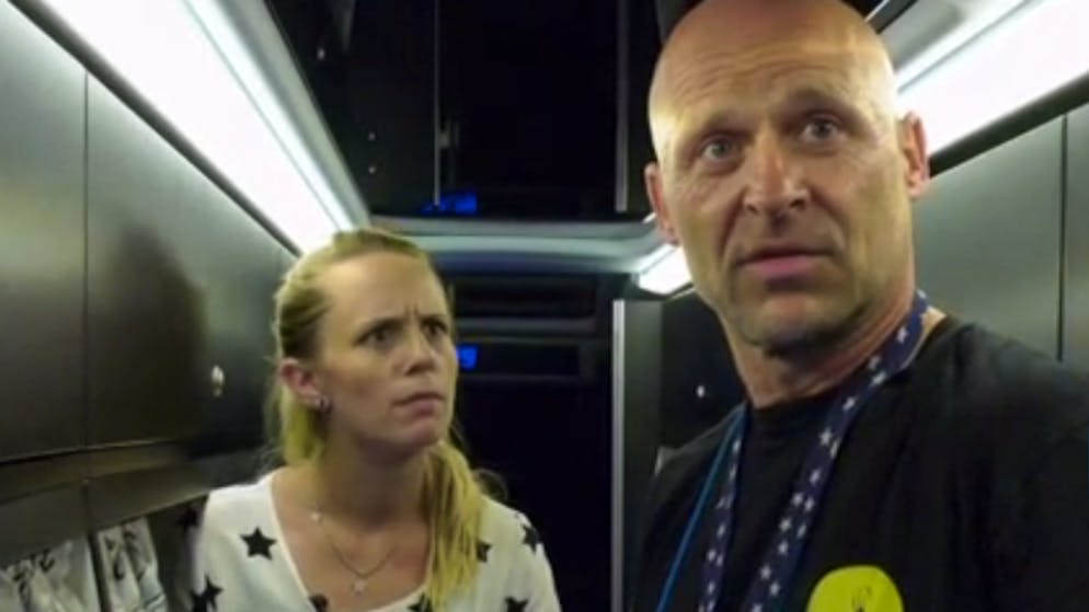 «Bus Babes». Jule mit Stumpen, dem Sänger von Knorkator. Leider sind die Mitglieder von Knorkator die einzigen, die Knorkator lustig finden.