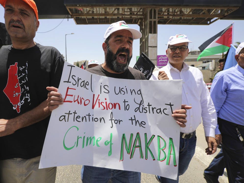 «Israel benutzt EuroVision, um vom Verbrechen der Nakba abzulenken» steht auf einem Plakat, mit dem Palästinenser an ihrem Tag der Katastrophe (Nakba) gegen den Eurovision Song Contest in Tel Aviv demonstrieren.