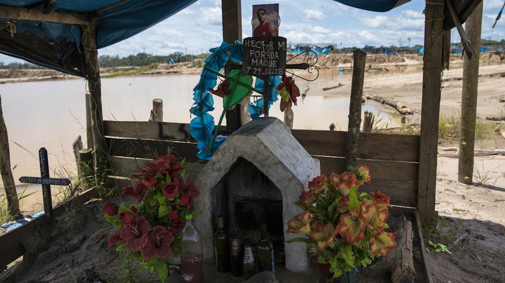 Militär gegen illegale Goldgräber. Es gibt verlassene Läden und eine kleine Gedenkstätte für einen gestorbenen Bergmann.