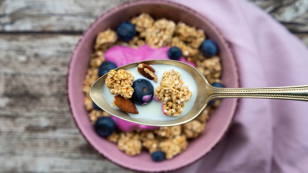 Müesli und Joghurt erscheinen auf den ersten Blick gesund. Doch das ist nicht immer so: Fertigmüesli und Fruchtjoghurts sind oft stark verarbeitet.