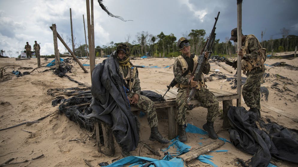Militär gegen illegale Goldgräber. Seit Anfang läuft die «Operation Quecksilber», mit der Perus Regierung gegen den Raubbau vorgeht.