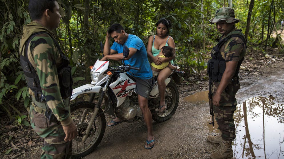 Militär gegen illegale Goldgräber. Auch wenn die Armee einige illegale Goldschürfer aufgreift, hat der Militäreinsatz nicht nur positive Folgen. Viele Goldgräber ziehen sich einfach tiefer in den Urwald zurück.