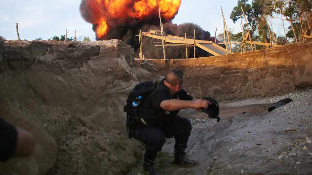 Militär gegen illegale Goldgräber. Soldaten zerstören illegale Goldminen: Mit dauerhafter Militärpräsenz will Peru dem Raubbau am Regenwald im Amazonasgebiet Einhalt gebieten.