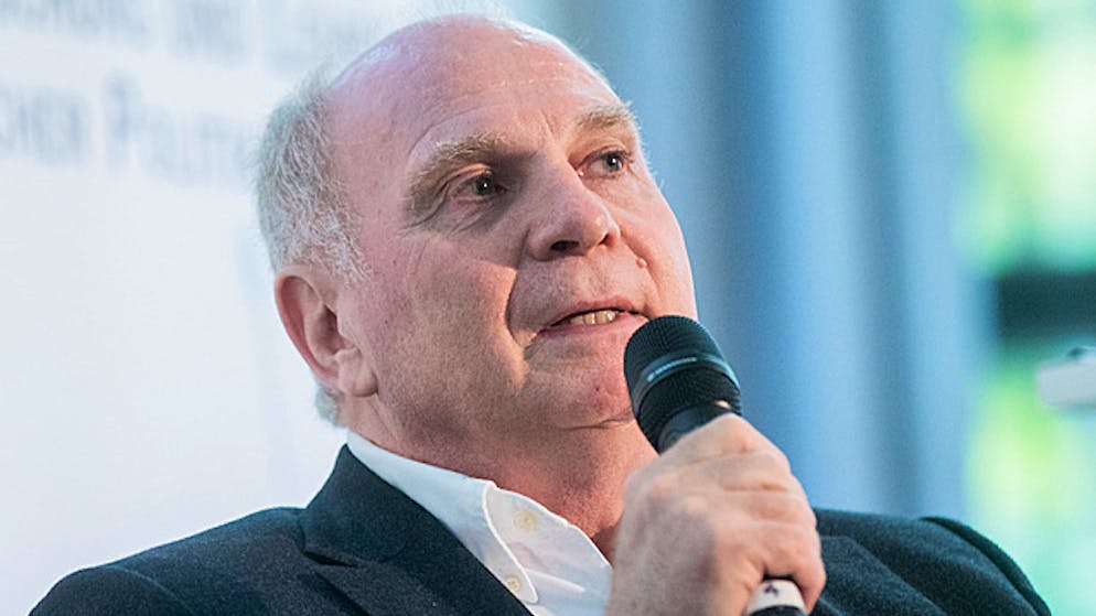 Uli Hoeness während einer Podiumsdiskussion in Bonn.