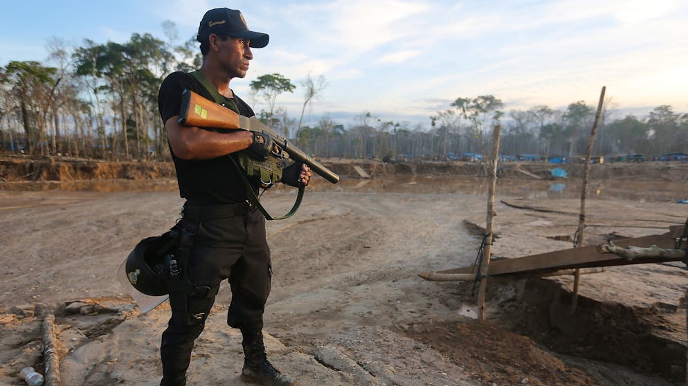 Militär gegen illegale Goldgräber. Bereits seit einigen Jahren ist das Militär im peruanischen Amazonasgebiet unterwegs, um Goldschürfer aufzuspüren. Doch erst seit Kurzem gibt es ein dauerhaftes Armeecamp.