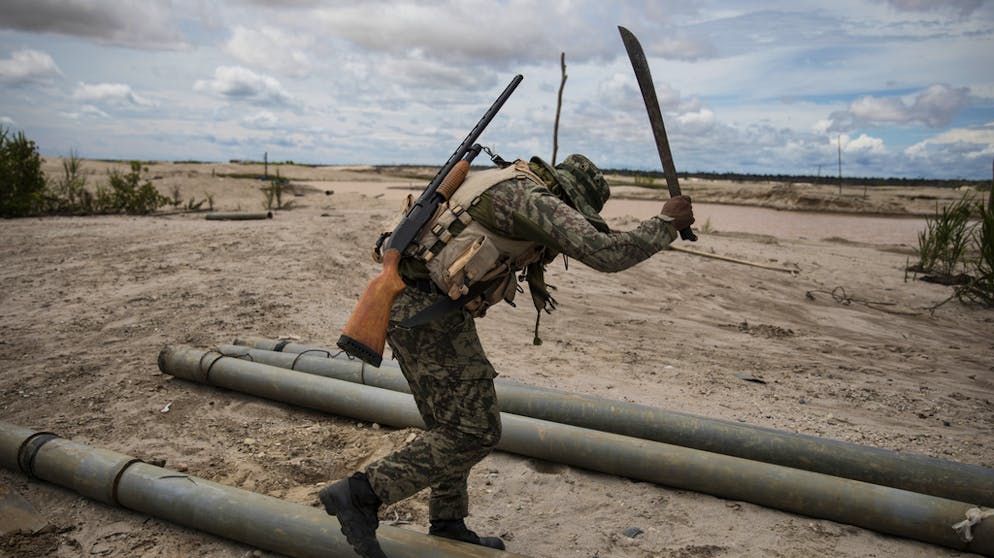 Militär gegen illegale Goldgräber. Angehörige von Armee und Polizei zerstören das Equipment der Goldschürfer.