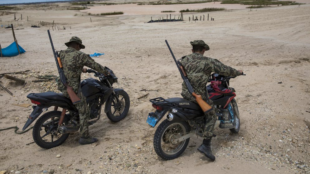 Militär gegen illegale Goldgräber. Die Soldaten finden oftmals völlig verödete Landschaften vor.