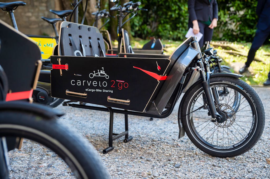 Alcune biciclette cargo elettriche della città di Mendrisio, parte della rete di condivisione lanciata dall’Accademia della mobilità SA del TCS e dal Fondo di sostegno Engagement del gruppo Migros e già diffusa in numerose città e comuni