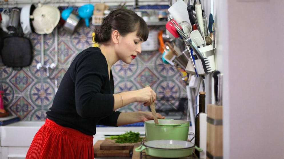 Französische Küche ohne Aufwand. Sie verwandelt ihr winziges Apartment in ein kleines Restaurant: Trotz spärlicher Ausstattung zaubert sie kreative Köstlichkeiten.