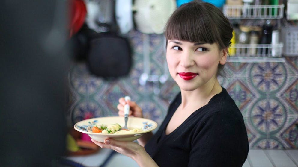 Französische Küche ohne Aufwand. Die Gastgeberin begibt sich auf eine spannende kulinarische Reise durch die französische Hauptstadt Paris. Sie weiss genau, wie sie klassische Gerichte einfach und effektiv in neue Leckereien verwandeln kann.