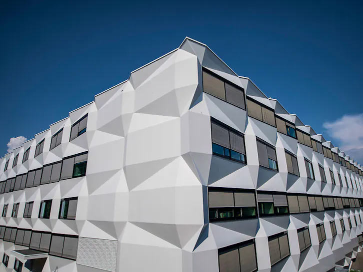 Universität. Universität Luzern schafft Departement für Medizin.