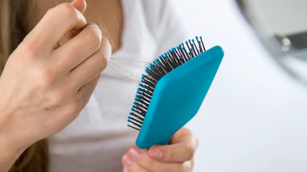 Allein das Entfernen von Haaren aus der Bürste reicht nicht. Mit der Zeit lagert sich auf den Borsten auch Fette von der Kopfhaut und Reste von Stylingprodukten ab.