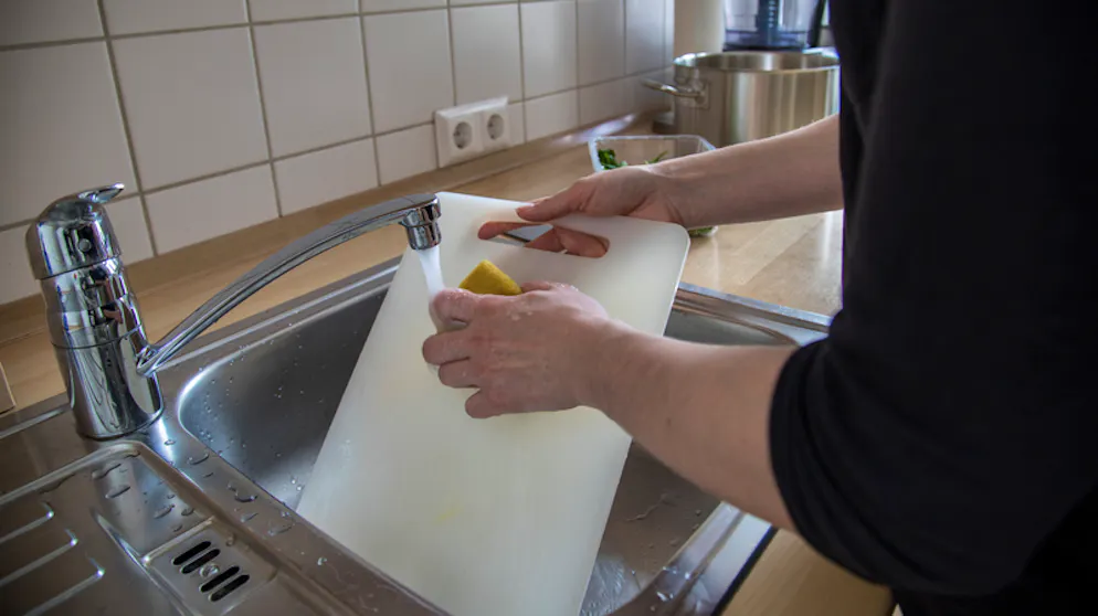 Schneidebretter für die Küche sollten nach jeder Benutzung gewaschen werden.