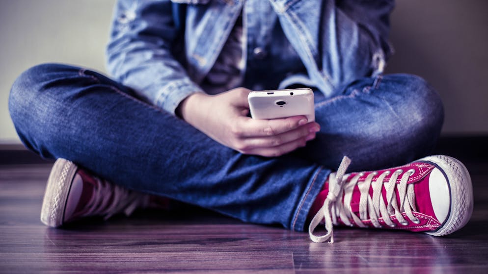Enfants et adolescents passent beaucoup de temps sur leur smartphone. Leurs parents ignorent tout de la manière dont ils évoluent dans le cyberespace et des contenus qu’ils consomment.