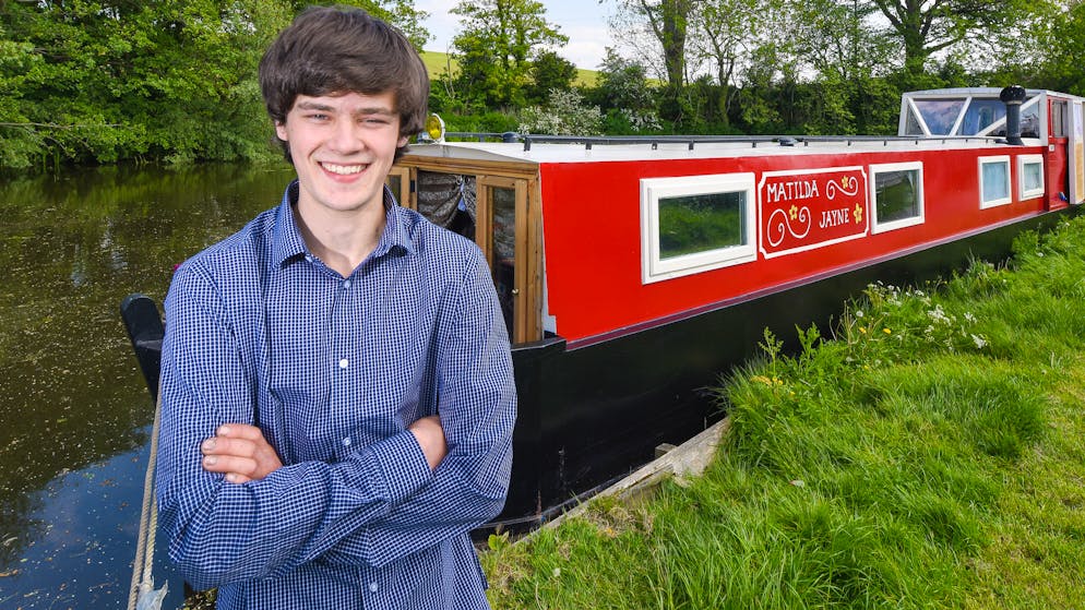 Teenager baut Kanalboot in Rekordzeit zum Hausboot um. Billy und sein Boot: Ein britischer Teenager baute innerhalb kurzer Zeit ein unbewohnbares Boot zum Wochenend-Domizil für seine Familie um.
