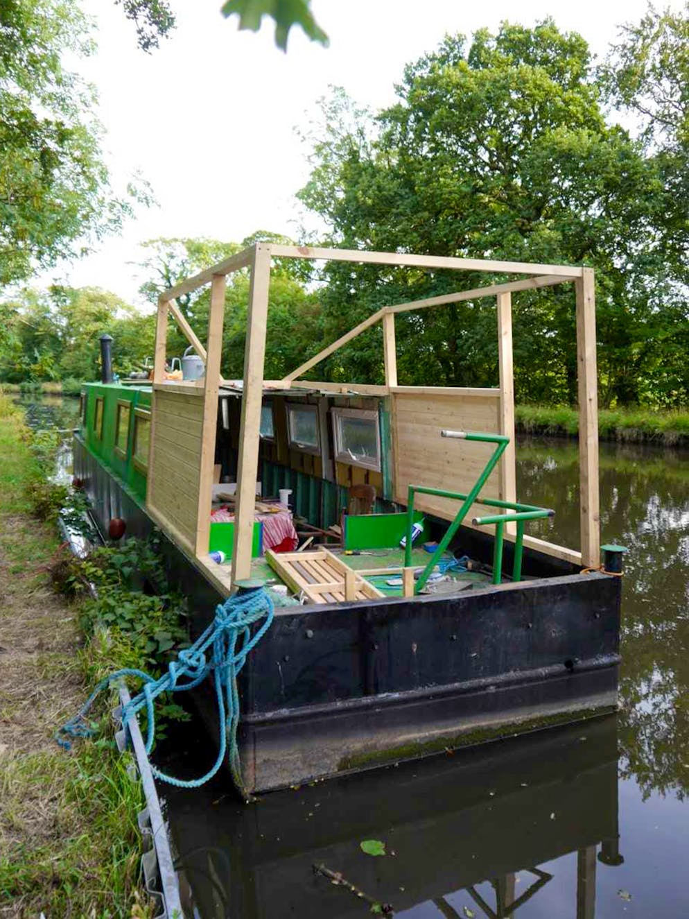 Teenager baut Kanalboot in Rekordzeit zum Hausboot um. Es befand sich in keinem sonderlich guten Zustand.