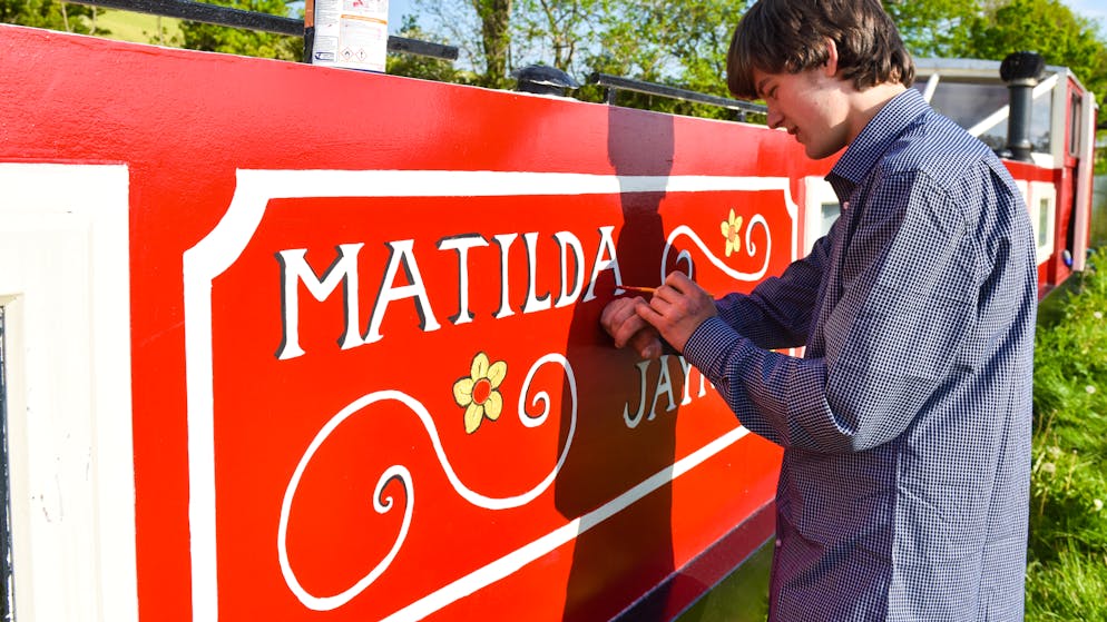 Teenager baut Kanalboot in Rekordzeit zum Hausboot um. Getauft hat Billy das Boot Matilda Jayne – nach seiner Mutter Jayne und seiner kleinen Schwester Matilda.