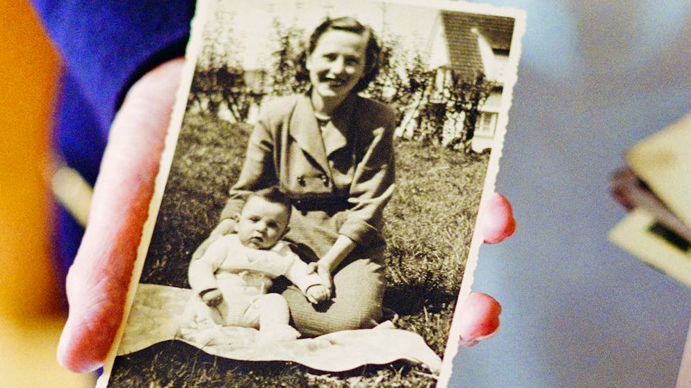 Hedy Rieser: «Mein Mann war Kanzleichef bei der Sicherheitspolizei, er musste viel arbeiten, dreizehn, fünfzehn Stunden pro Tag. Ich drohte ihm, den Wecker abzustellen, damit er nicht aufstehen würde am nächsten Morgen und endlich mal ausschlafen könne. Da hatten wir den einzigen grossen Krach während unserer Ehe.»
